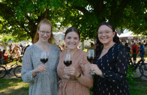 Lina Weitzel ist die künftige Rotweinkönigin Laura Schlösser und Sara Weitzel zu Prinzessinnen gewählt