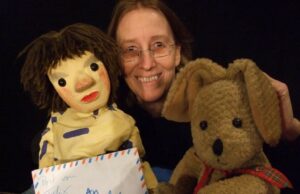 Hase Felix als Puppentheater in Bischofsheim