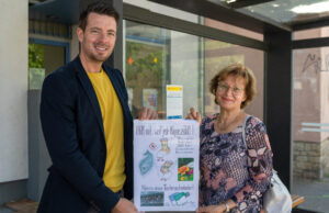 Kunstvolle Plakate in Nieder-Olm warnen: Zigarettenstummel sind giftiger Sondermüll