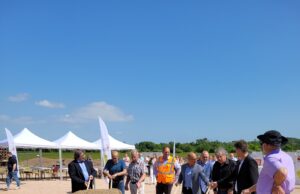 Viel Lob, aber auch eine Beschwerde ORTSPLANUNG Erster Spatenstich für Neubaugebiet in Nackenheim