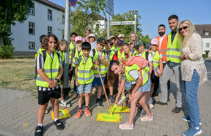 Gelbe Füße zeigen sicheren Schulweg zur Grundschule Hasengrund
