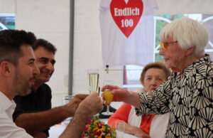 Erster Kreisbeigeordneter gratuliert Anna Schüßling aus Trebur Party zum 100. Geburtstag