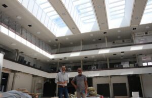 Lichtdurchflutete Aula der Alexander-von-Humboldt-Schule