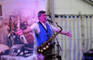 Musikalisches Multitalent mit Gefühlen für die Heimat Geri der Klostertaler bei der Hüttengaudi des CKV und der DJK zu Gast