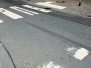 Abgefahrene Zebrastreifen und Markierungen sind kaum noch zu erkennen