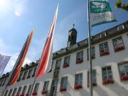 Rüsselsheim am Main zeigt Flagge für eine atomwaffenfreie und friedliche Welt