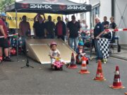 „Auf die Plätze, fertig, los!“ „Großer Preis von Finthen“ als Bobbycar-Rennen im Ortskern
