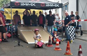 „Auf die Plätze, fertig, los!“ „Großer Preis von Finthen“ als Bobbycar-Rennen im Ortskern