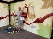 „Weinselige“ Wandkunst am Tor zum Rheingau