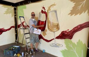 „Weinselige“ Wandkunst am Tor zum Rheingau