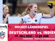 Winkend die Nationalteams begrüßen Zum Hockey-Länderspiel bekommen Besucher einen Schal geschenkt