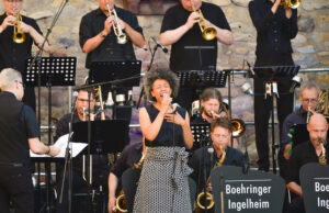 Wiedersehen mit Professorin auf der Jazz-Bühne geplant Fola Dada überzeugte bei „Kunst und Klänge“