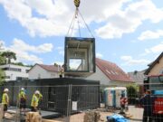 Container für Interimsgebäude sind eingeschwebt