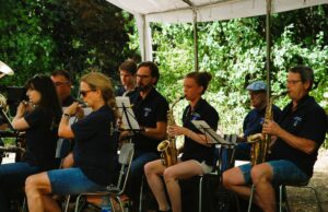 Musikverein begeistert Publikum beim Freiluftkonzert im Pfarrgarten Zwei Stunden lang musikalische Unterhaltung mit einem bunten Melodienstrauß
