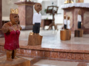 Königliche Holzskulpturen haben bei Ausstellung in Nieder-Olm eine Botschaft dabei Skulpturen von Ralf Knoblauch bis 9. Juli in St. Georg zu Gast