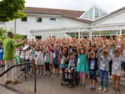 Zornheimer Grundschule feiert fröhlich-musikalisches Schulfest Zornheimer Grundschule singt, feiert und weiht neue Spielgeräte ein