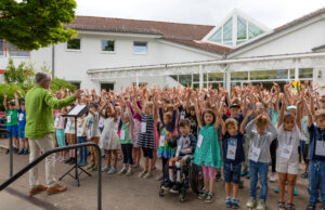 Zornheimer Grundschule feiert fröhlich-musikalisches Schulfest Zornheimer Grundschule singt, feiert und weiht neue Spielgeräte ein