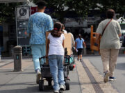 Umzug mit Bollerwagen Neuer Jugend- und Stadtteiltreff Innenstadt wird bezogen