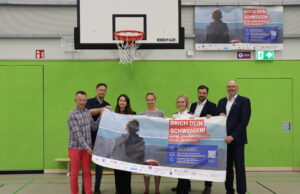 Kreis unterstützt Präventionskampagne „Brich Dein Schweigen“ Infobanner in Sporthallen