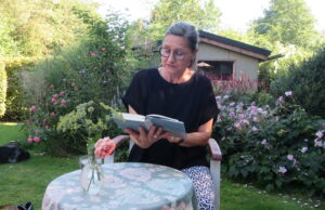 Ergreifendes Thema in entspannter Atmosphäre Lesung >>> Gonskultur: Isa Kilwink las bei “Literatur in Gärten”