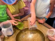 Wieviel Wasser passt eigentlich in ein Taufbecken? Neugier >>> Kirchenentdeckerkinder in der Saalkirche unterwegs