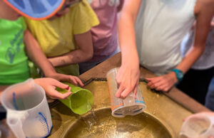 Wieviel Wasser passt eigentlich in ein Taufbecken? Neugier >>> Kirchenentdeckerkinder in der Saalkirche unterwegs