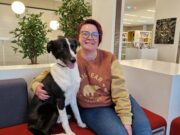 Schmökerschnauze sorgt für Lesebegeisterung Mischlingshund >>> Odin hört Grundschülern beim Vorlesen zu