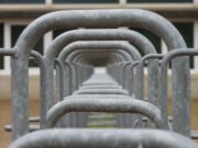 Umbau der Fahrradabstellanlage am Bischofsheimer Bahnhof Boxen müssen geräumt werden