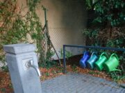 Befüllen der Gießkannen auf dem Friedhof ist einfacher geworden Moderne Zapfstelen sind sparsamer und ersetzen alte Wasserbecken