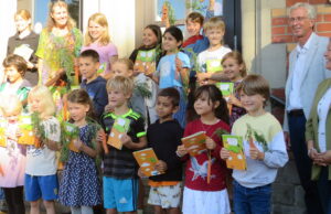 Nachhaltigkeit beginnt im Grundschulalter Projekt >>> Schülerinnen und Schüler der Gonsenheimer Maler-Becker-Schule erhalten kostenloses Möhrchenheft