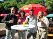 Ein Prosit auf das Brunnenfest Geselligkeit >>> SPD Lerchenberg feierte rund um den Brunnen am Einkaufszentrum