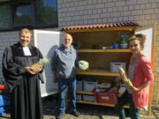 Neuer Schrank lädt ein zum Geben und Nehmen Maria-Magdalena-Gemeinde weihte Fairteiler-Schrank ein