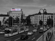 Ein Hauch von New York City in Mainz Über den Dächern von Mainz erstrahlt eine 34 m2 große LED-Wand