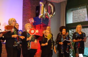 „Zehn Jahre Dante Singers“ gebührend gefeiert Toller Konzertabend im Bretzenheimer Gemeindezentrum St. Bernhard