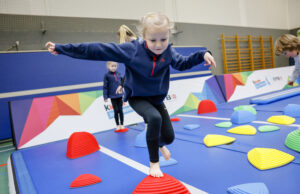 Bunte Welt des Kinderturnens Kinder Joy of Moving Tag des Kinderturnens