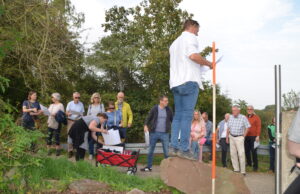 In den Weinbergen unterwegs mit Landvermesser Elmar Neuroth Unterhaltsame Grenzbegehung zwischen Laubenheim und Bodenheim