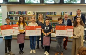 Bürgermeister übergibt Preise an siegreiche Schulklassen