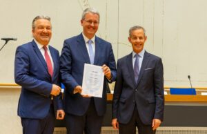 Patrick Burghardt in das Amt des Oberbürgermeisters eingeführt