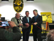 Oberbürgermeister Udo Bausch besucht Eröffnung des neuen Opelit-Showrooms