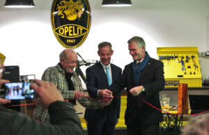 Oberbürgermeister Udo Bausch besucht Eröffnung des neuen Opelit-Showrooms