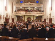 Mainzer Domchor brilliert in Hochheimer Kirche 33. Herbstliches Benefizkonzert des Lions Clubs Hochheim-Flörsheim