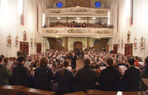 Mainzer Domchor brilliert in Hochheimer Kirche 33. Herbstliches Benefizkonzert des Lions Clubs Hochheim-Flörsheim