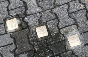Empörung über eine abscheuliche Straftat Ortsbeirat und Bürgerschaft kritisieren Schändung der Stolpersteine in Ebersheim.