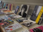 „Wichtig ist, dass die Leute Stöbern können“ KÖB Laubenheim präsentierte ihre Vorweihnachtsausstellung „Buch und Kunst“