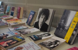 „Wichtig ist, dass die Leute Stöbern können“ KÖB Laubenheim präsentierte ihre Vorweihnachtsausstellung „Buch und Kunst“