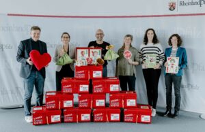 „Starke Kinder Kisten“ für die ersten 27 Kitas Bildungsministerin Stefanie Hubig gibt Startschuss für Herzenssache-Aktionsplan.