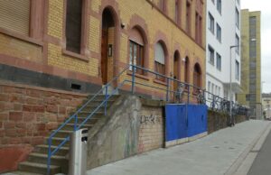 Historische Sandsteinmauer wird saniert