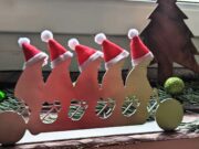 Die Opel-Brüder grüßen mit Weihnachtsmützen Skulpturen erinnern an Rüsselsheims Geschichte / Auch den Leinreiter gibt in Miniatur