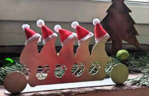 Die Opel-Brüder grüßen mit Weihnachtsmützen Skulpturen erinnern an Rüsselsheims Geschichte / Auch den Leinreiter gibt in Miniatur