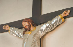 Heilige mit goldenem Schuh am Kreuz Elsheim bewahrt Spuren einer erloschenen Volksfrömmigkeit